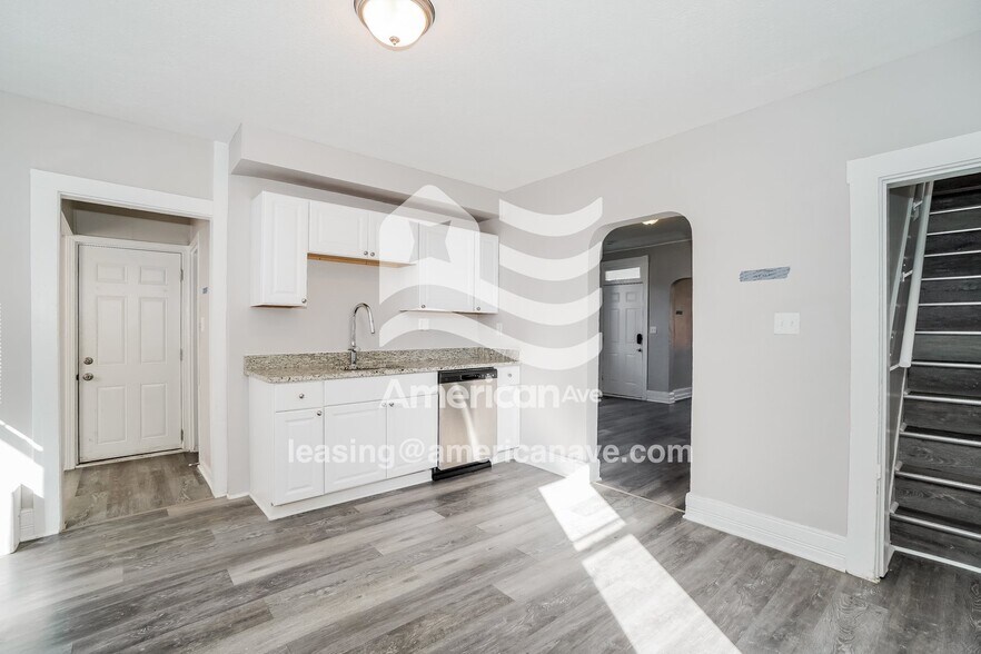 Building Photo - 602 King St