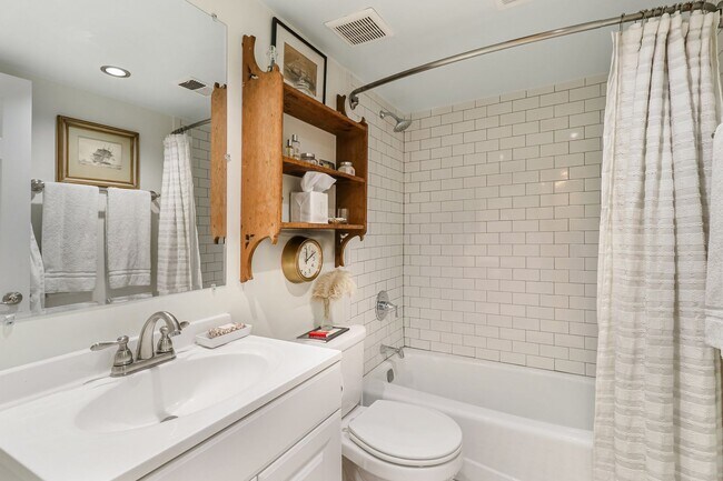Building Photo - Amazing Adams Morgan Two-Level Condo| Parking included!