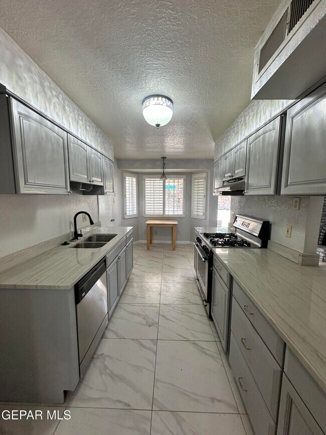 Building Photo - 10838 Valle Grande Ct