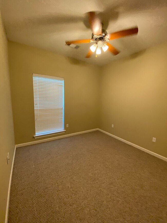 Building Photo - 3 Bed, 2 Bath in Worthington Lake