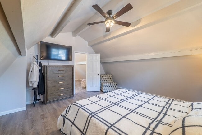 Building Photo - 2 BR w/ Loft