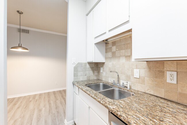 Building Photo - 10047 Westpark Dr