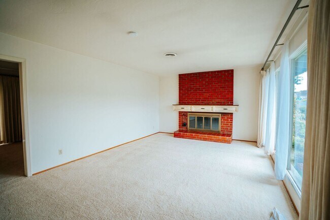 Building Photo - Spacious and inviting 4-bedroom, 2-bathroom single-family home