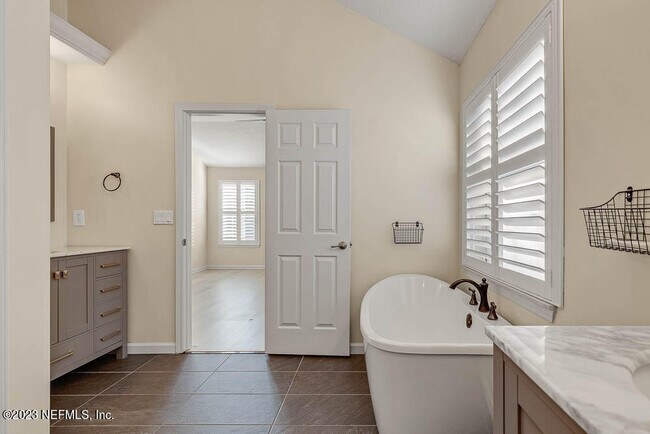 Building Photo - 813 W American Eagle Dr