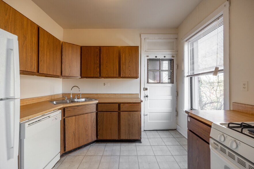 Building Photo - 3523 N Racine Ave