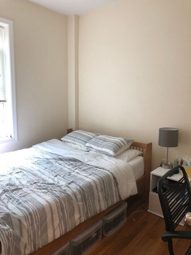 Building Photo - 3 Bed 2 Full Baht in Beacon Hill, Heat, Hot Water Included, Laundry on a Site