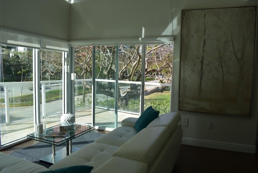 Building Photo - 1528 Brickell Ave