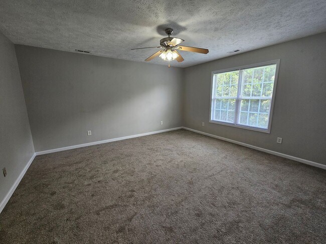 Building Photo - NEW LISTING!!!!!