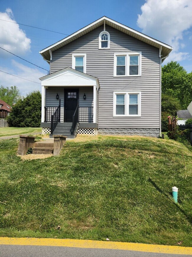 Building Photo - 3 Bed/2 Bath House Located in Suncrest Lawncare included - Available NOW