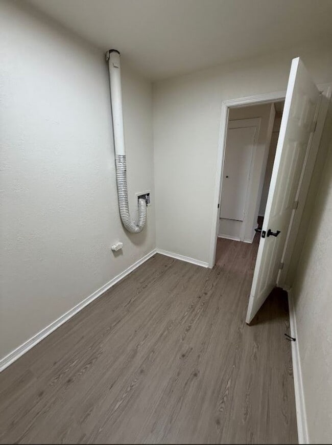 Building Photo - 5 Bedroom 2 Bath Available!!