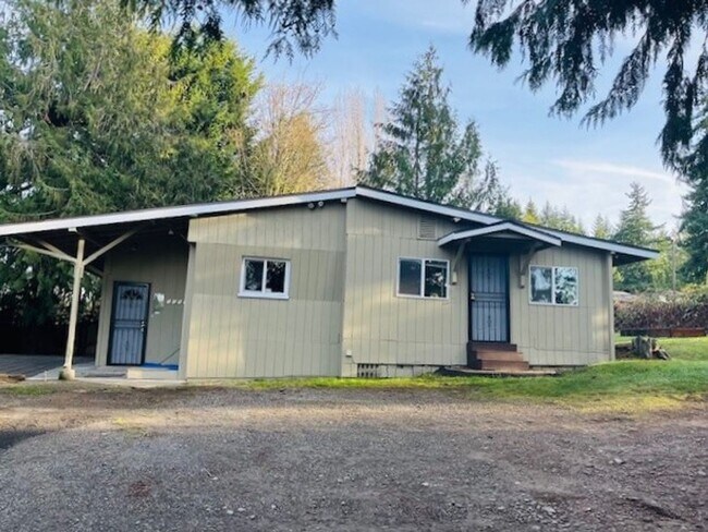 Building Photo - Bremerton Home with Bonus Rooms and Large Yard