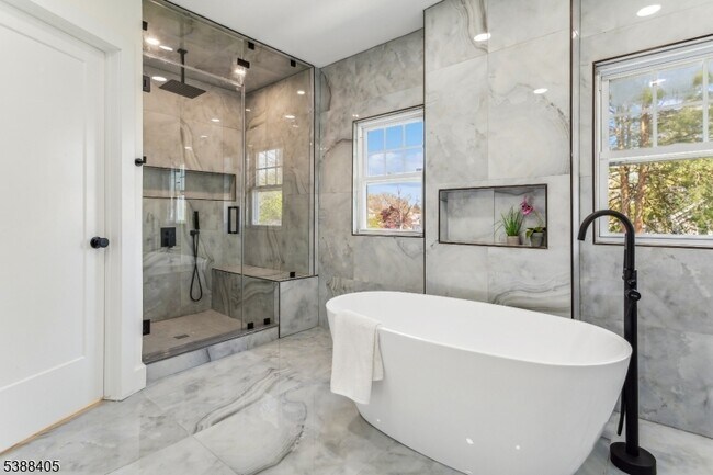 Building Photo - 648 E Broad St