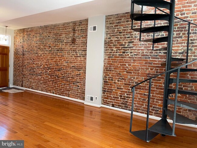 Building Photo - 1231 Linden Pl NE