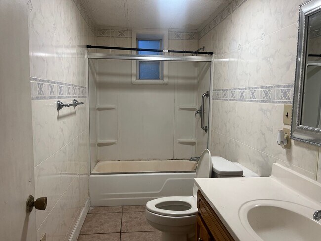 Building Photo - 8 Vine Ln