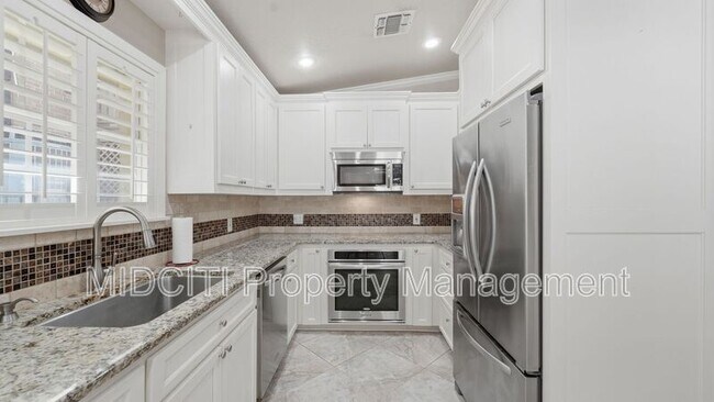 Building Photo - 156 Trelawney St