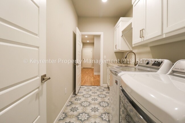 Building Photo - COMING SOON! Marvelous and Modern 3 Bed/ 3.5 Bath Home in South Broken Arrow!