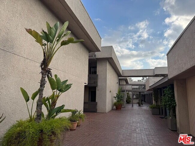 Building Photo - 15215 Magnolia Blvd