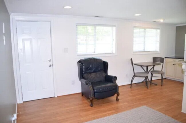 Building Photo - Charming, Partially Furnished Cottage-Style Home Near Catawba Hospital – Available Now!