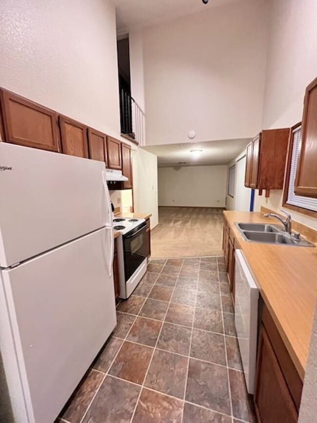 Building Photo - Oakbrook 2 Story 3 Bedroom home