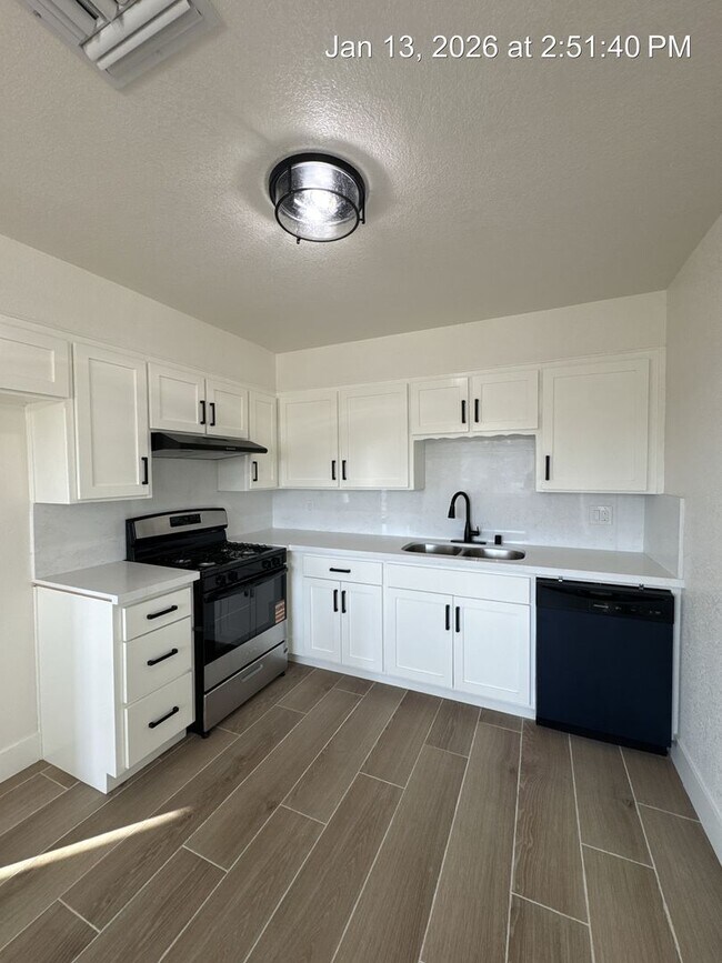 Building Photo - Charming Home Available Now!!