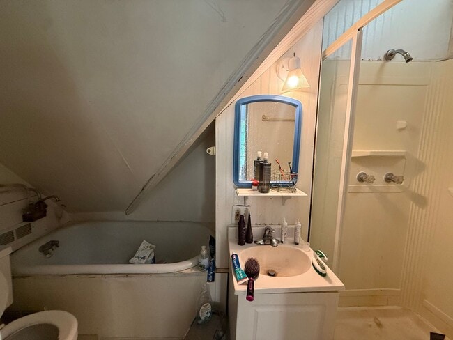Building Photo - $600 | Studio, 1 Bathroom 2nd Floor Apartment | Cat Friendly* | Available for July 30th, 2026 Mov...