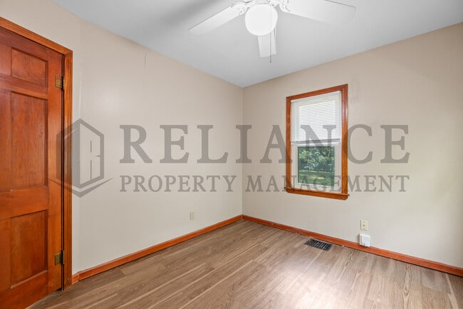 Building Photo - 636 S Clifton Ave