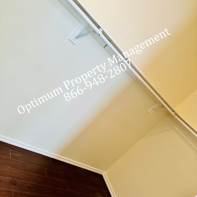 Building Photo - Modern Elegance and Comfort!