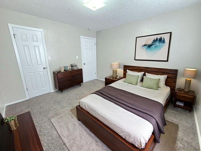 Building Photo - Large 2 Bedroom Apartment with Peak Views!