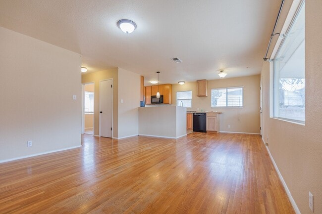 Building Photo - Bright & Inviting 3 Bed 1 Bath Home - Featuring Large Backyard!