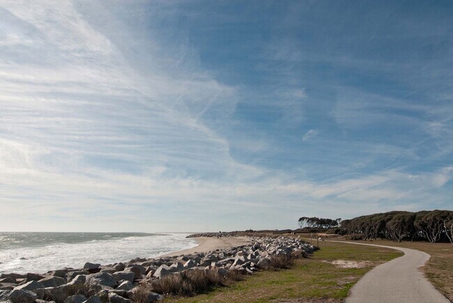 Building Photo - 1437 Fort Fisher Blvd S