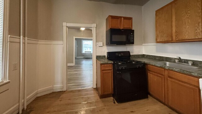 Building Photo - 3BR Philadelphia Rowhome with Spacious Living Areas