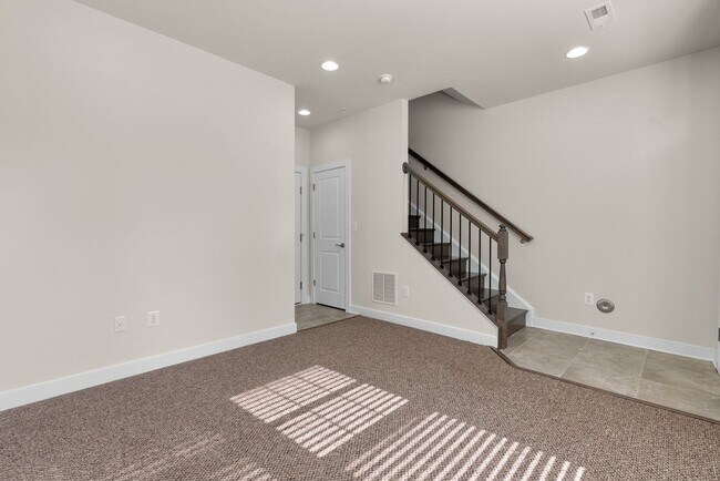 Building Photo - 3 Bed 4.5 Bath - Downtown Crown Townhouse ...