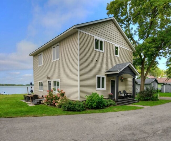 Building Photo - Stunning Lakefront Home