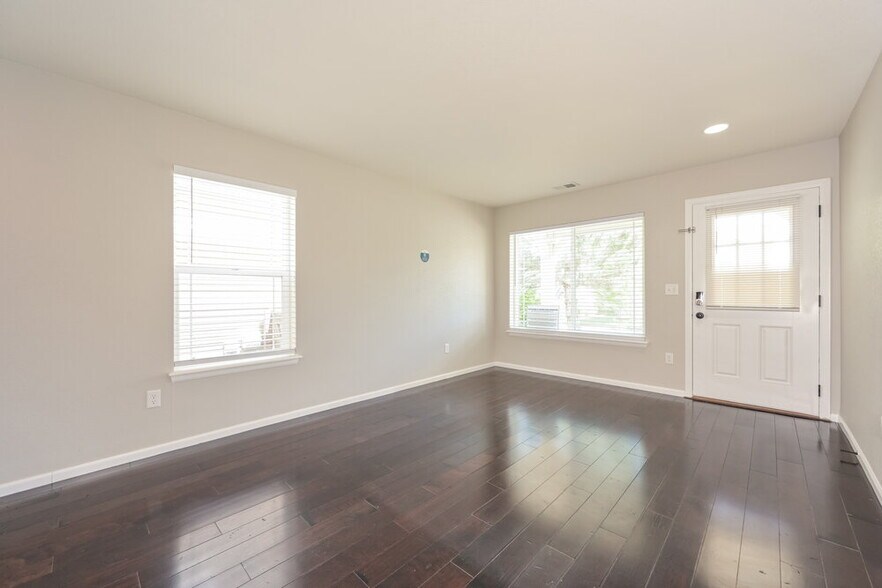 Building Photo - 2355 Coach House Loop