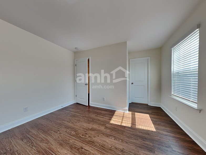 Building Photo - 207 Parkside Blvd