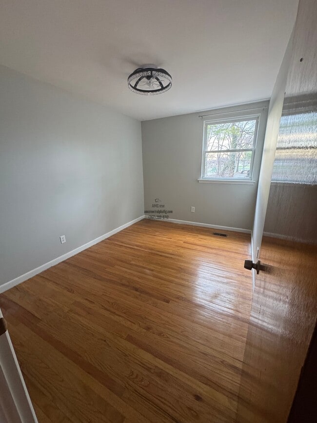 Building Photo - 10008 Jeanes St