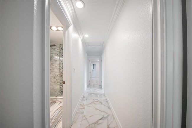 Building Photo - 16770 Lakeview Ct