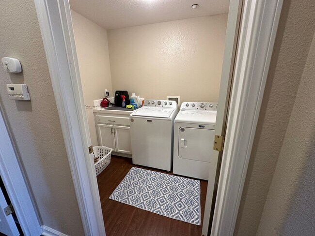 Building Photo - La Ventana Estates 3 bdrm Townhome Available