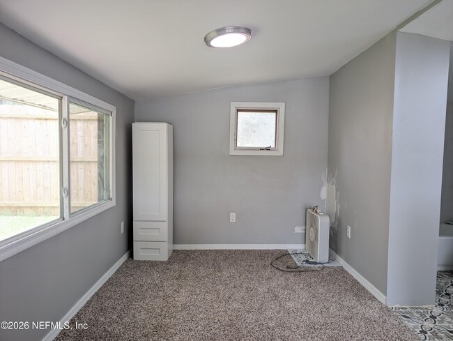 Building Photo - 220 Mirror Lake Dr