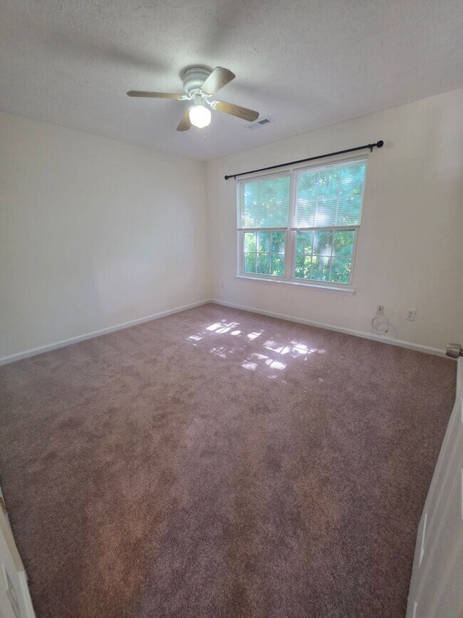 Building Photo - 558 Windsong Dr