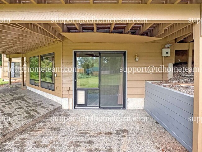 Building Photo - "Charming 3-Bed Retreat with Spacious Inte...
