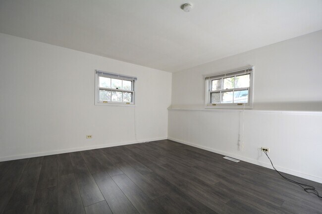 Building Photo - 1360 Devonshire Ln