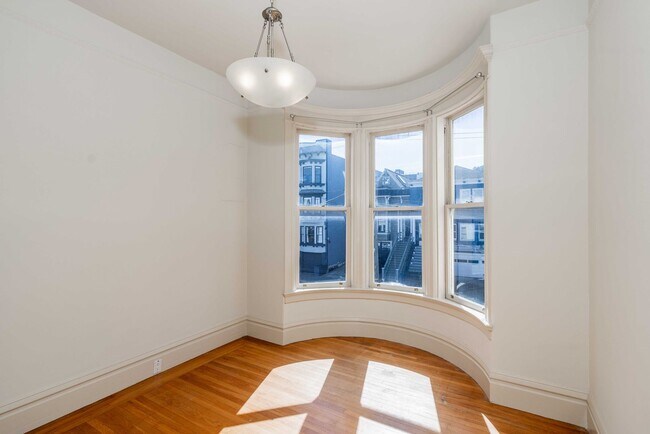 Building Photo - LARGE Full Floor 4BR/2BA. In-Unit Laundry, New Stainless Appliances!