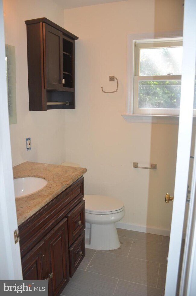 Building Photo - 1446 Mayflower Dr