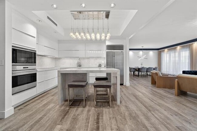 Building Photo - 2301 Collins Ave