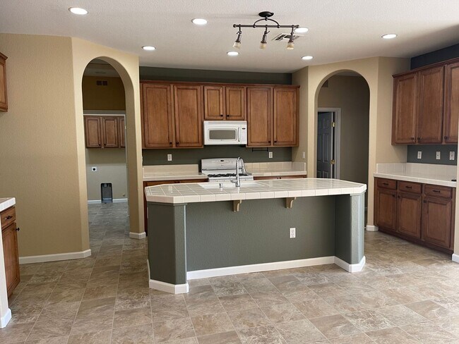 Building Photo - Large, Clean, Neat 3 Bedroom, 2 Bathroom 1900 sqft. Anatolia Home for Lease.