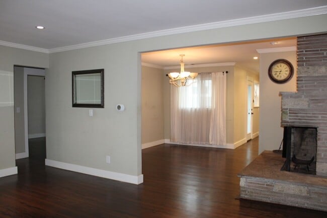 Building Photo - 2887 Lincoln Ave