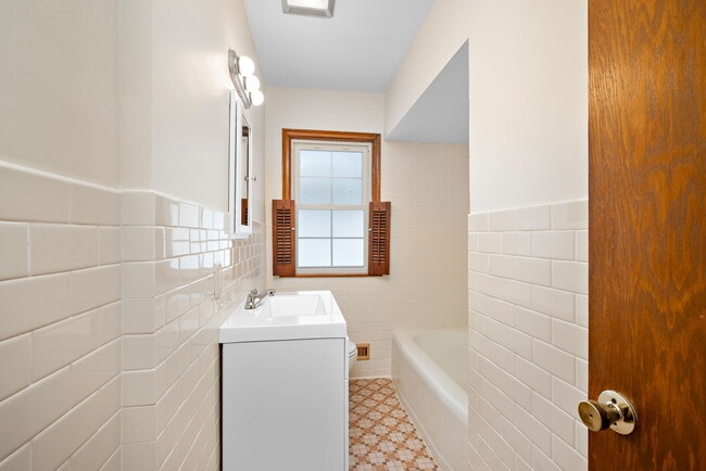First floor full bath - 3322 Meridian Dr