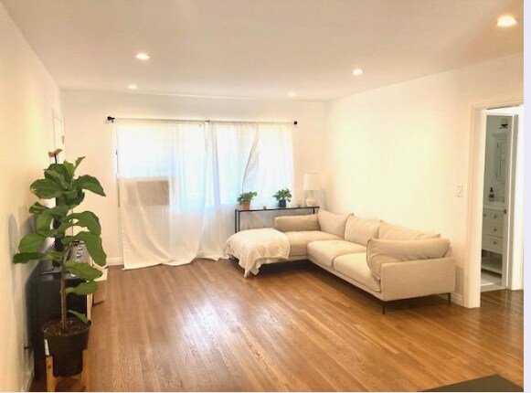 Building Photo - 916 N Sweetzer Ave