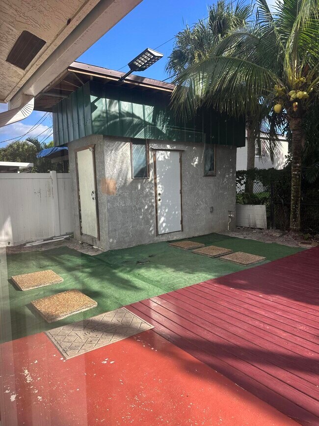 Building Photo - 4942 Dillon St